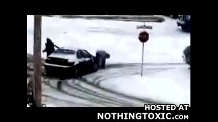 Автомобил помита човек на ледено платно