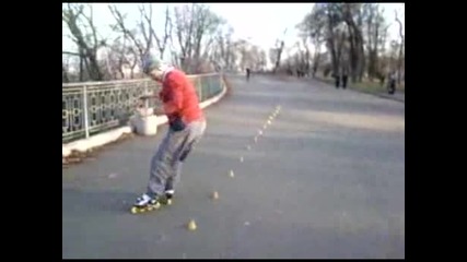 Старец показва номер с ролери..