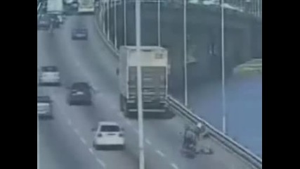 Мотор удря друг мотор на магистрала