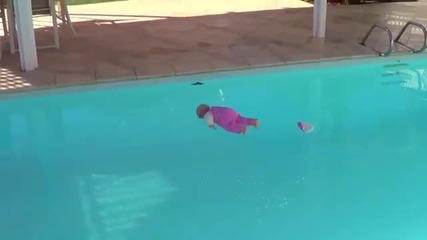 Как можем да научим бебе да плува (смях)