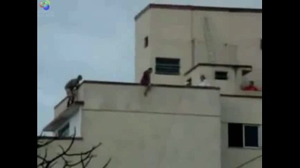 Мъж спасява жена от самоубийство!