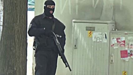 ЗРЕЛИЩНА АКЦИЯ: Задържаха двама полицаи в Благоевград