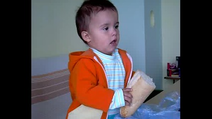 Бебе Пада Докато Си Играе С Хляб :d