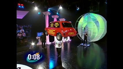Човек балансира варели на главата си - рекордите на гинес