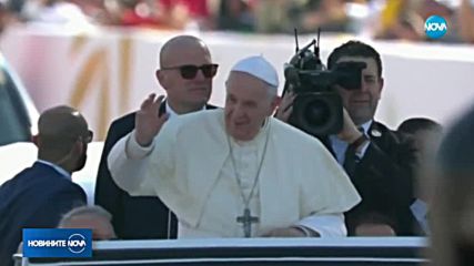Повече от 130 000 души се събраха на службата, ръководена от папа Франциск в ОAE