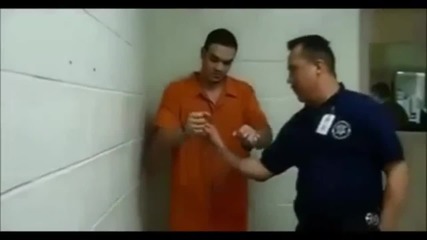 Престъпник показва как се чупят белезници пред полицаи