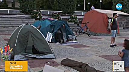 НОЩЕН ПРОТЕСТ: Екоактивисти опънаха палатки в центъра на Стара Загора