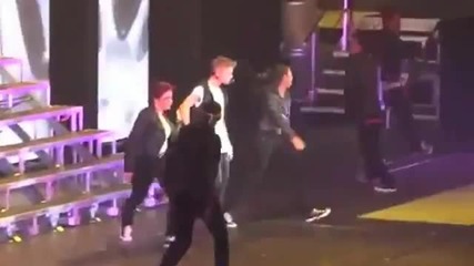 Justin Bieber драйфа на сцената