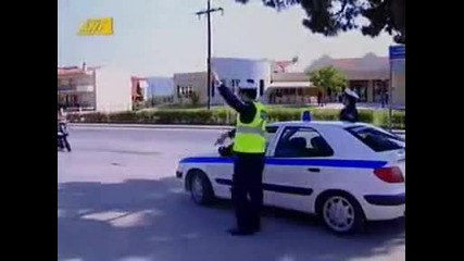полицаи спира моторист 