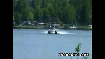Самолет не успява да излети от езеро