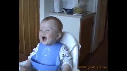 Бебе се смее ужасно смешно! xd 
