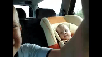 Това бебе умира от смях...;d