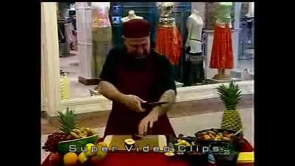 Скрита Камера - Мъж Си Забива Нож В Ръката