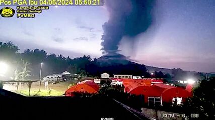 Вулкан в Индонезия изригна 3 пъти и изхвърли 5 км кула от пепел