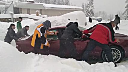 Блокирани от снега в Пампорово