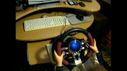 Малък пич играе Nfs 