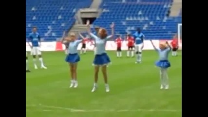 Футболист танцува с мажоретките преди мач ! 