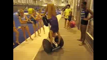 Момичета със Segway - гимнастически трикове (1/2) 