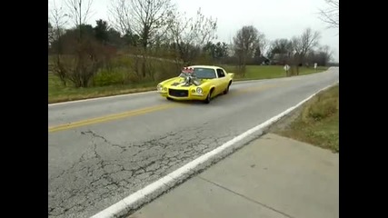 звяр 1971 Camaro вращта се