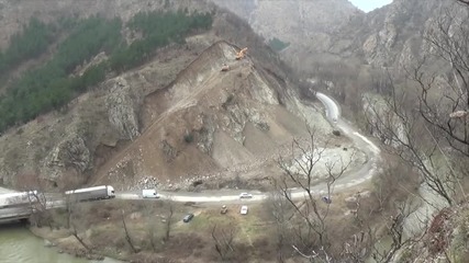 Свлачище на Е-79 стана кариера за добив на инертни материали