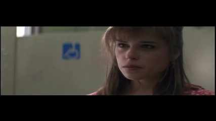 Писък / Сидни Прескот слуша клюките на съученичките си, след което е нападната от Призрачното Лице