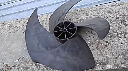 Четирилопатна аксиална подводна хидрокинетична турбина за бавно течащи води tonchev.net