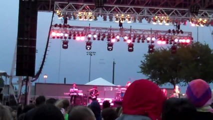 Selena Gomez and the scene - More Live