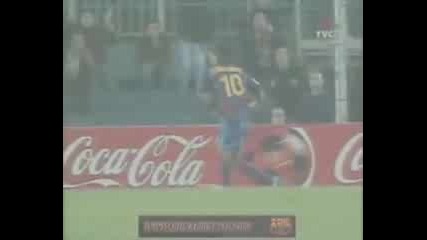 Ronaldinho Прецаква Здраво Вратаря