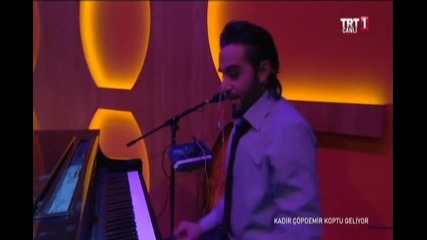 Ismail Yk свири на пиано-22.12.2012