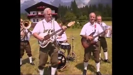 Полка състав изпълнява забавна версия на Rammstein - Pussy