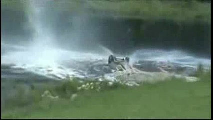 Съзтезателна Кола Пада във Водата 