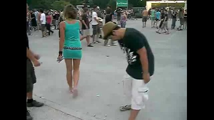 Пияно Момче Не Може Да Си Обуе Джапанката - Много Смях