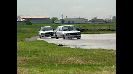 Bmw E28 535 изяжда E30 318is !