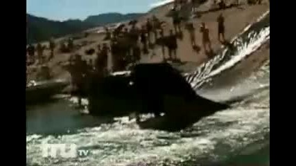 Да гледаш сумист как лети и пада във водата