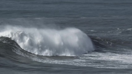 Спускане със сърф по огромни вълни!