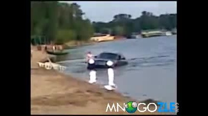 Пияница с джип по плажа