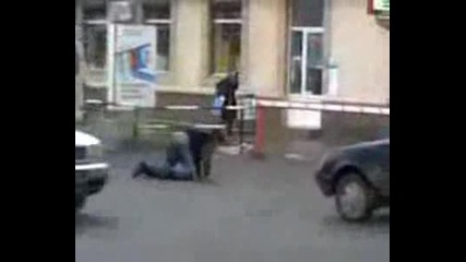Мъртво пиян пресича улица на четири крака