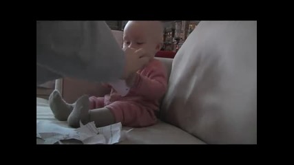 смеещо се бебе 