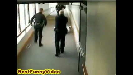 Крадец Се Опитва Да Избяга През Прозореца...