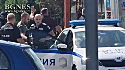 Въоръжен мъж се барикадира в Стара Загора, след като простреля двама души