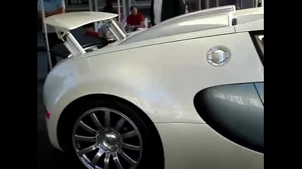 Bugatti Veyron Leaving 