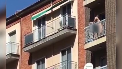 Страстна двойка прави секс на балкон посред бял ден пуснаха