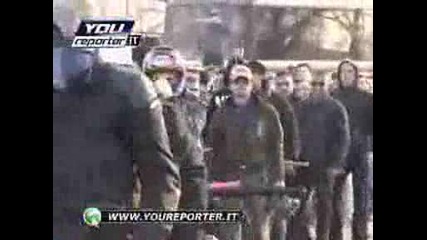 Forza nuova a bergamo...mazze,  bastoni e croci celtiche..e la polizia niente...avi