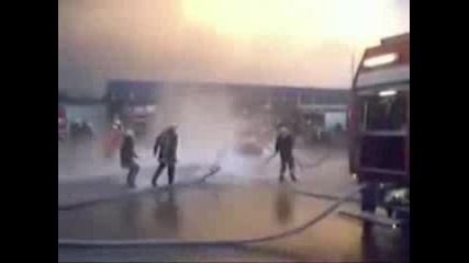 12 пожарникарски маркуча повдигат автомобил 