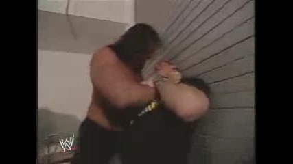 Великия Кали пребива John Cena в съблекалните