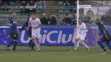 Кристиан Киву удря Марко Росси ( Бари 0 - 3 Интер ) 