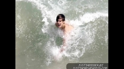 Justin Bieber At The Beach- Honolulu, Hawaii