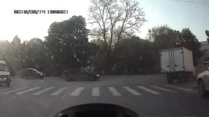 Този шофьор изобщо не отрази джипа от дясната си страна… направо си зави през него!