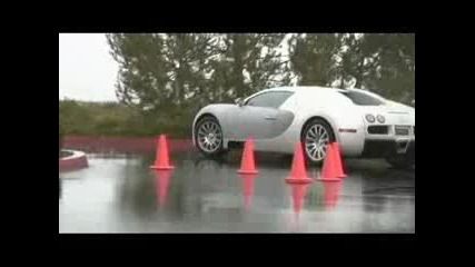 Bugatti Veyron in the rain - great engine sounds at tailpipe