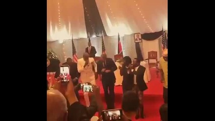 Обама пя и танцува с президента на Кения